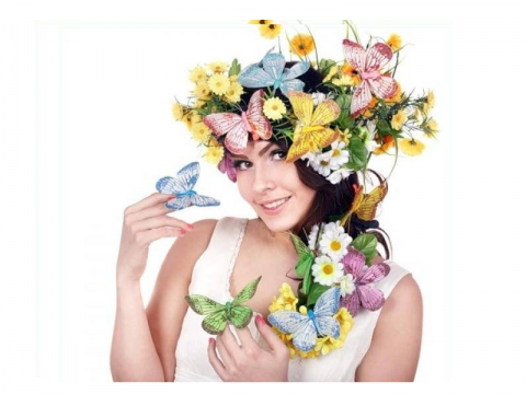 Девушки и цветы с бабочками в волосах