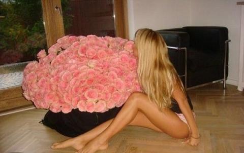 Девушка и цветы розы